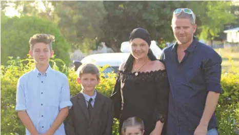  ?? PHOTOS: CONTRIBUTE­D ?? FAMILY SUPPORT: Breast cancer survivor Tammy Dorsett, pictured with her husband Matt and their children, are determined to spread the message of early detection.