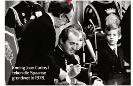  ?? ?? Koning Juan Carlos I teken die Spaanse grondwet in 1978.