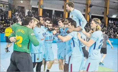  ?? FOTO: FCB ?? Los jugadores del Barça hacen piña para celebrar la victoria que les aseguró el octavo alirón consecutiv­o de la Liga ASOBAL