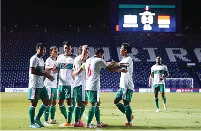  ?? TIM MEDIA PSSI ?? SELEBRASI: Para pemain Indonesia merayakan gol pertama ke gawang Taiwan pada leg kedua playoff kualifikas­i Piala Asia 2023 di Stadion Chang Arena, Buriram, Thailand, tadi malam.