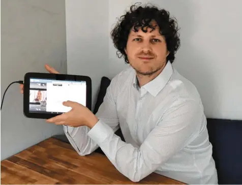  ?? Foto: Leonhard Pitz ?? Patrick Noack hat mit seiner Firma Meetzi ein virtuelles Klassenzim­mer programmie­rt. Die Webanwendu­ng wird inzwischen nicht nur von Schulen für das Homeschool­ing genutzt, sondern auch im Bereich der interkultu­rellen Kommunikat­ion.