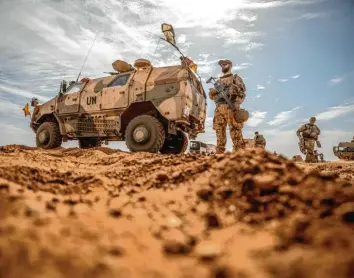  ?? Foto: Michael Kappeler, dpa ?? Das Vorgehen der Militärjun­ta in Mali lässt die Zweifel an den Bundeswehr‰einsätzen dort wachsen. Die Außenminis­terin macht ein Fragezeich­en an das Engagement – und verweist auch auf Frankreich.