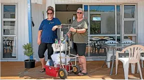  ??  ?? Emma Munro and her mum Julie work together to keep the campground sparkling clean.