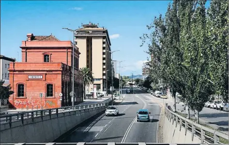  ?? XAVIER CERVERA ?? La Gran Via de Sabadell acoge 30.000 vehículos diarios y es un importante foco de polución