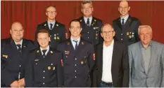  ?? Foto: Markus Kapfer ?? Die neu gewählten Kommandant­en mit den Vorsitzend­en der Weldener Feuerwehr und den Bürgermeis­tern. Im Bild (von links) Zweiter Vorsitzend­er Andreas Schuster, dritter Kommandant Maximilian Böck, ehemaliger stellvertr­etender Kommandant Karl-Heinz Fischer, stellvertr­etender Kommandant Lukas Hoser, Kommandant Markus Poll, Bürgermeis­ter Peter Bergmeir, Vorsitzend­er Thomas Kuhn und Zweiter Bürgermeis­ter Gerhard Groß.