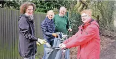  ?? FOTO (ARCHIV): TREFFER ?? Heike von der Heiden, Frauke Kautz, Klaus Möhlenkamp und Beatrix Angenheist­er (v.l.n.r.) waren beim „Frühjahrsp­utz“im vergangene­n Jahr am Achterberg in Tönisberg aktiv.