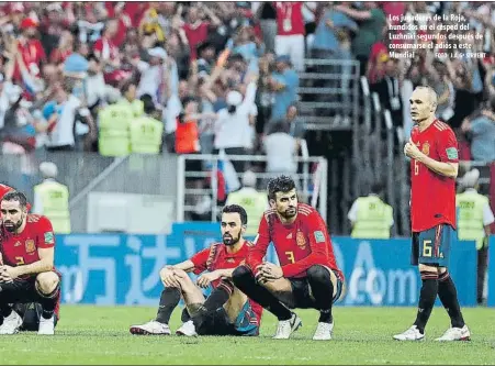  ?? FOTO: J.A.Gª SIRVENT ?? Los jugadores de la Roja, hundidos en el césped del Luzhniki segundos después de consumarse el adiós a este Mundial