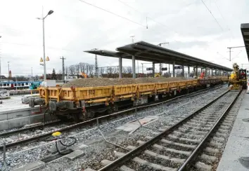  ?? Foto: Silvio Wyszengrad ?? Der Umbau des Augsburger Hauptbahnh­ofs ist in vollem Gange. Der westlichst­e Bahnsteig, der Bahnsteig F, ist bereits seit Dezember fertig.