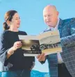  ?? Picture: DOU RIBU ?? VISION: Premier Annastacia Palaszczuk and Mulgrave MP Curtis Pitt analyse the screen strategic plan.