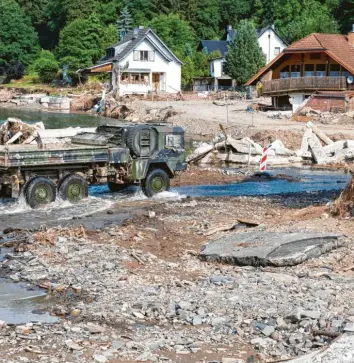  ?? Foto: Boris Roessler, dpa ?? Das Hochwasser in Rheinland‰Pfalz und Nordrhein‰Westfalen forderte im Juli mehr als 180 Todesopfer. Kritiker bemängeln, dass zu spät vor den Fluten gewarnt wurde und Hilfe mancherort­s nicht schnell genug kam.