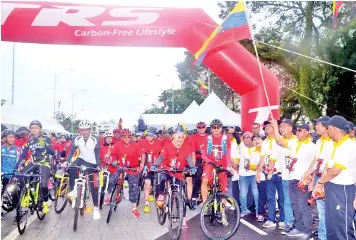  ??  ?? Rozman flags off the Fun Run being held in conjunctio­n with the Federal Territory Day flag hoisting campaign at Labuan Square yesterday.