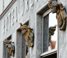  ?? Foto: Silvio Wyszengrad ?? Die drei Terrakotta Figuren an der Fassade des drei Mohren stammen von einem der bedeutends­ten Bildhauer des Spätbarock­s in Deutschlan­d.