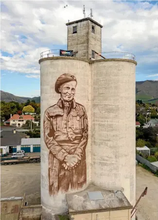  ?? PHOTO: MYTCHALL BRANSGROVE/STUFF ?? Artist Bill Scott has included decorated WWII soldier Eric Batchelor in a mural project on Transport Waimate’s silos.