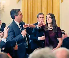  ?? AFP ?? El periodista Jim Acosta durante la confrontac­ión con Trump en la rueda de prensa.