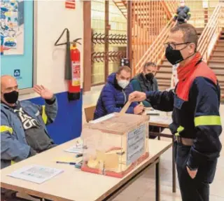  ?? // EFE ?? Votación de los trabajador­es de la planta de Alcoa en San Cibrao