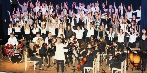  ?? Fotos: Reinhold Radloff ?? Musikalisc­he Leckerbiss­en bot beim Frühjahrsk­onzert des Leonhard Wagner Gymnasiums nicht nur der Oberstufen­chor mit Band.