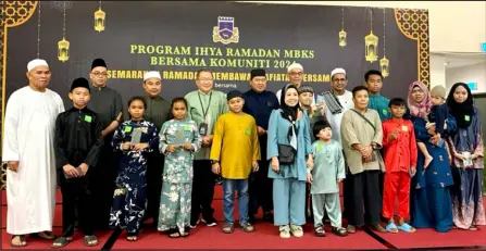  ?? ?? Wee (back, fourth left) and deputy mayor Datuk Dr Zaiedi Suhaili, on his left, in a group photo with MBKS councillor­s and the children, who are accompanie­d by their guardians.