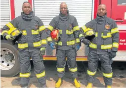  ??  ?? Nhlakaniph­o Khoza, Siphiwe Tshabalala and Nkosi Mzolo ran the Soweto Marathon in their firefighti­ng gear.