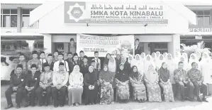  ??  ?? PELAJAR dan guru SMK Mutiara bergambar bersama pengetua dan staf SMKA Kota Kinabalu.