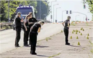  ?? BILD: SN/APA/DPA-ZENTRALBIL­D/WICHMANNTV ?? Ermittler im Einsatz in Erfurt.