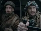  ?? ?? Tom Felton (rechts – Draco Malfoy in den „Harry Potter“-filmen) spielt einen britischen Offizier