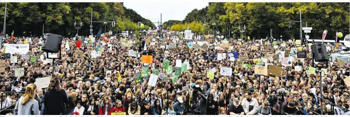  ??  ?? Klimaprote­st vor dem Brandenbur­ger Tor in Berlin: Die Jugendlich­en verlangen, dass die Politik den Klimaschut­z ernst nimmt. Denn mit den aktuellen Maßnahmen werden die Pariser Klimaziele massiv verfehlt werden