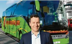  ?? Foto: Silvio Wyszengrad ?? Philipp Hörmann, Geschäftsf­ührer von Hörmann Reisen, hat ein Klimasiege­l als erster klimaposit­iver Busreiseve­ranstalter in Deutschlan­d erhalten.