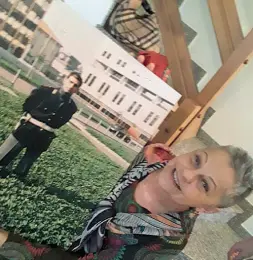  ??  ?? Riconoscen­za Maura Fontana con la foto di Salvatore Traina, poliziotto morto in un incidente il 7 gennaio 1999 Le ha donato il rene e il pancreas (Foto da Facebook)