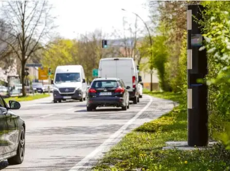  ?? Fotos: Rudi Penk ?? Die meisten Tempo-verstöße pro Jahr misst der Blitzer am nördlichen Ortseingan­g von Königsbron­n an der B 19.