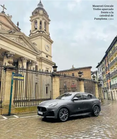  ?? // J.R. A ?? Maserati Grecale Trofeo aparcado frente a la catedral de Pamplona