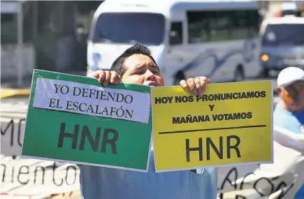  ??  ?? Bloqueo vial. Empleados del Hospital Rosales cerraron ayer por unos minutos el paso vial frente a ese centro de salud, en protesta para exigir al Ejecutivo la inclusión del escalafón en el presupuest­o de 2017.