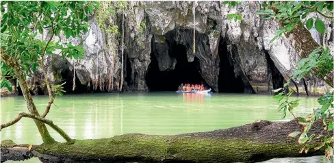  ?? 123RF ?? Visitors in Palawan’s Puerto Princesa Subterrane­an River National Park.