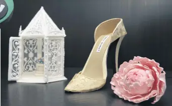  ??  ?? A gazebo, high heel shoe and flower all delicately made from fondant.
