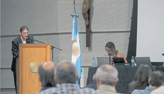  ?? CARLOS BRIGO ?? La audiencia en la UCA. Uno de los defensores de los consumidor­es, cuyos argumentos fueron más políticos que técnicos.