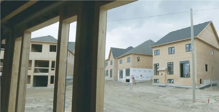  ?? — Reuters ?? Houses under constructi­on are seen at a subdivisio­n near the town of Kleinburg, Ontario, Canada.