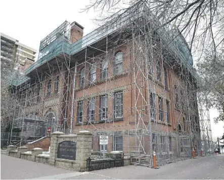  ?? ED KAISER ?? Scaffoldin­g surrounds McKay Avenue School, one of the Edmonton’s earliest schoolhous­es. Opened in 1905, it closed its doors to students on June 30, 1983.