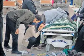  ?? AFP ?? Iranians mourn over the body of a victim of the quake in Sarpole Zahab in Kermanshah province.