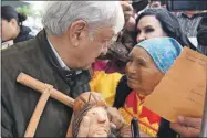  ??  ?? Andrés Manuel López Obrador habla con una mujer indígena en un mitin en Chihuahua, tras su reunión con el gobernador Javier Corral