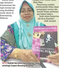  ??  ?? SITTI Hadiah bersama karya beliau, buku antologi Cerpen Bunang-Bunang.