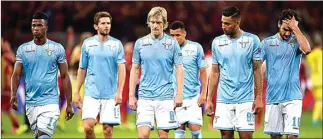  ?? AP PHOTO/MARTIN MEISSNER ?? KECEWA BERAT: Para pemain Lazio tertunduk lesu setelah kalah 0-3 oleh Leverkusen di BayArena kemarin dini hari WIB.