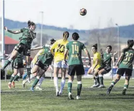  ?? CARLOS GIL ?? Jugada de un reciente partido del Cacereño Femenino.