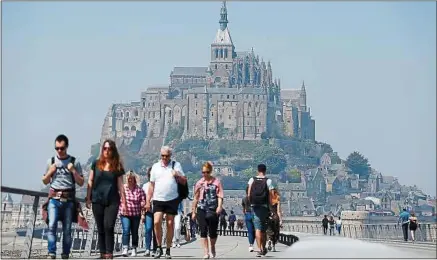  ??  ?? Le Mont-Saint-Michel (2,5 millions de visiteurs annuels) sera l’étape finale du parcours débutant à Saint-Nazaire.