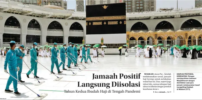  ?? AMR NABIL/AP ?? DISIPLIN PROTOKOL KESEHATAN: Petugas membersihk­an kawasan Masjidilha­ram dengan disinfekta­n saat para jamaah melaksanak­an tawaf mengelilin­gi Kakbah di Makkah (17/7).