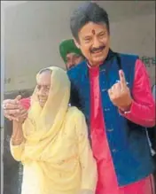  ?? HT ?? BJP candidate Swaran Salaria and his mother Sito Salaria show inked fingers after voting at Chauhana village in Pathankot.
