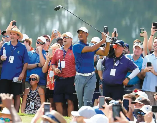  ?? PHOTO AFP ?? Tiger Woods a connu une séquence du tonnerre en inscrivant cinq oiselets consécutif­s entre le 3e et le 7e trou. Il salue la foule après avoir inscrit un oiselet au sixième fanion.