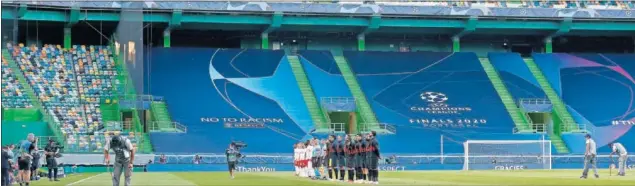  ??  ?? Los jugadores de ambos equipos forman al inicio del partido jugado en el José Alvalade de Lisboa.