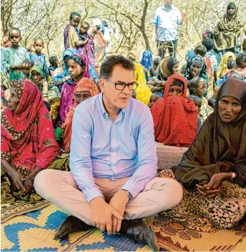  ?? Foto: Kay Nietfeld, dpa ?? Gerd Müller im Gespräch mit Flüchtling­en in Äthiopien. Der CSU Politiker ist seit vier Jahren Entwicklun­gsminister – und würde es gerne bleiben.