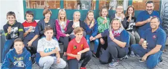  ?? FOTO: PR ?? Die Florenteen­ies des Westerheim­er Spielmanns­zugs beim Eisessen in Laichingen mit Stabführer Elmar Tritschler und Kommandant Andreas Priel (beide rechts im Bild). Die Jungen und Mädchen hatten einen musikalisc­hen Probetag, zu dem auch Spiele und Aktionen sowie Grillen am Abend gehörten.