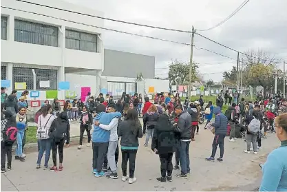  ??  ?? Marcha. Estudiante­s, padres y docentes se movilizaro­n varias veces al edificio para pedir que lo terminen.