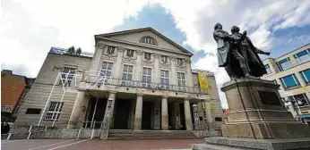  ??  ?? Das Weimarer Denkmal zeigt die Dichterfre­unde Goethe und Schiller. FOTO: ALEXANDER VOLKMANN